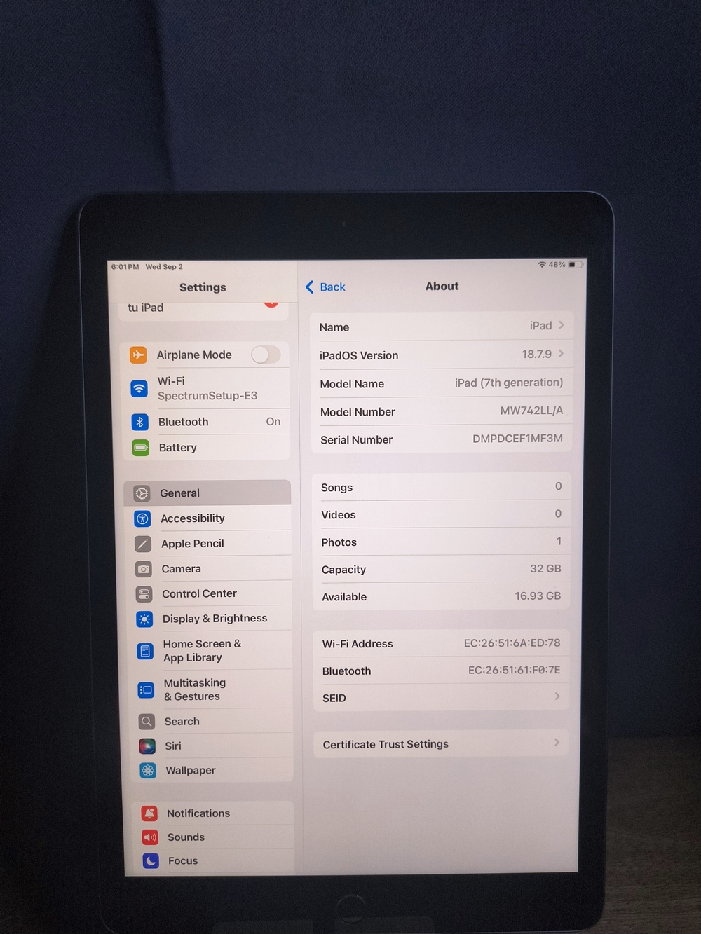 Apple iPad (7th Generation) 32GB Black - iPadOS 18.7.9